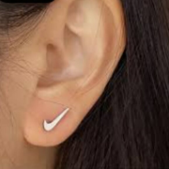 NIKE: Woman’s Swoosh Silver stud earrings - Picture 4 of 6